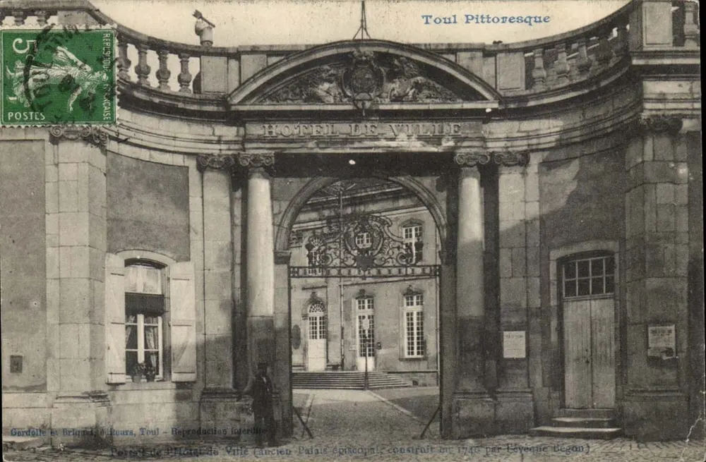 Toul Pittoresque — Portal do Hôtel de Ville (antigo Palácio Episcopal construído em 1740 pelo Bispo Bégon) — Gerdolle et Briquet, Toul - Frente