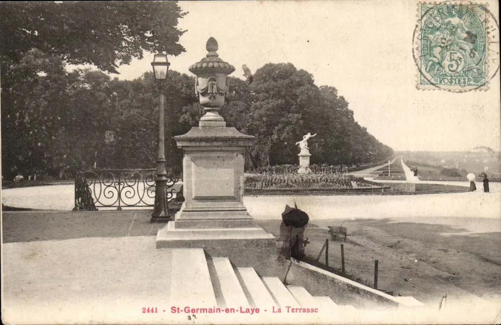 St-Germain-en-Laye - A Terrasse — vista da terrasse com fonte e estátua — Fototipia A. Rep & Filliete & Château-Thierry - Frente