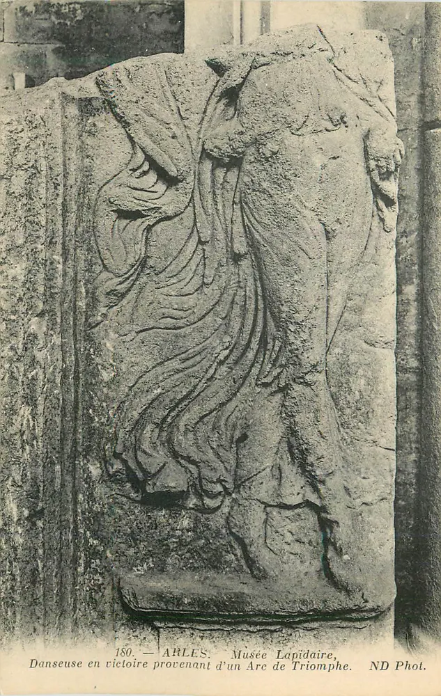 Dançarina em vitória — proveniente de um Arco do Triunfo — Museu Lapidário, Arles - Frente