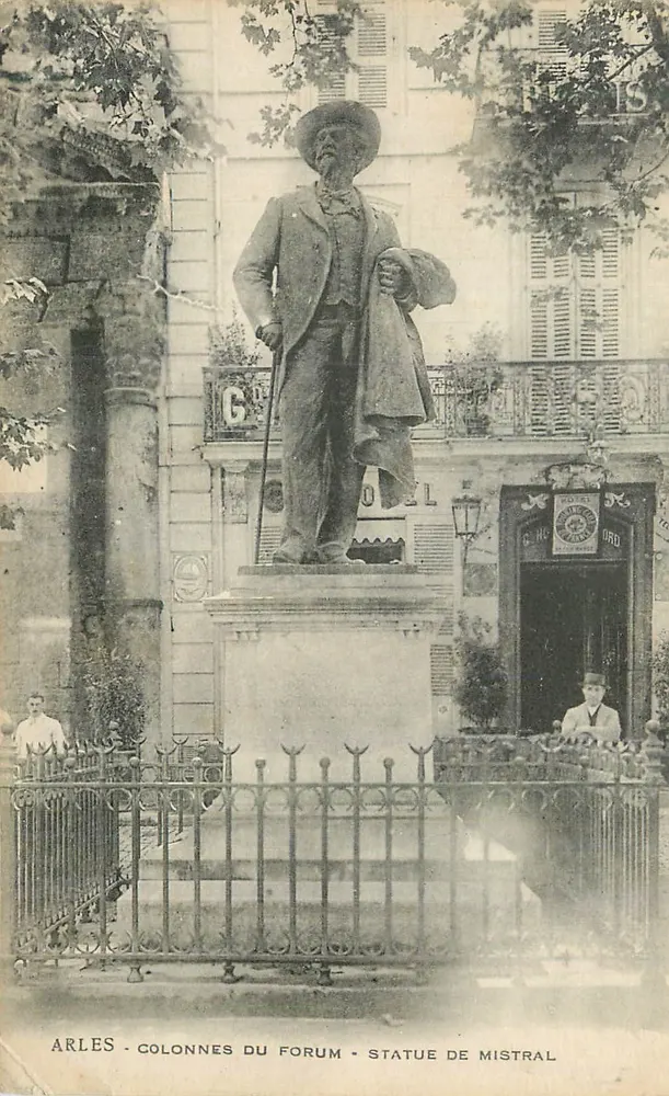 Arles - Colunas do Fórum - Estátua de Mistral - Frente