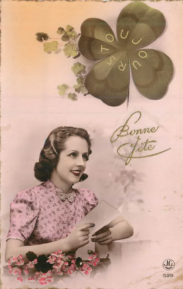 Mulher sorridente com folha de trêfola — J.C. 529 - Frente