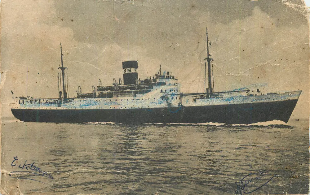 Dampfschiff — Seitenansicht auf See — Verlag: E. Johansen - Vorderseite