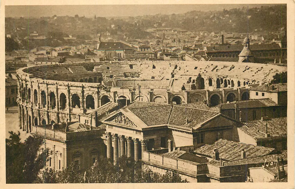 Arenas de Nîmes — vista aérea — editor não identificado - Frente