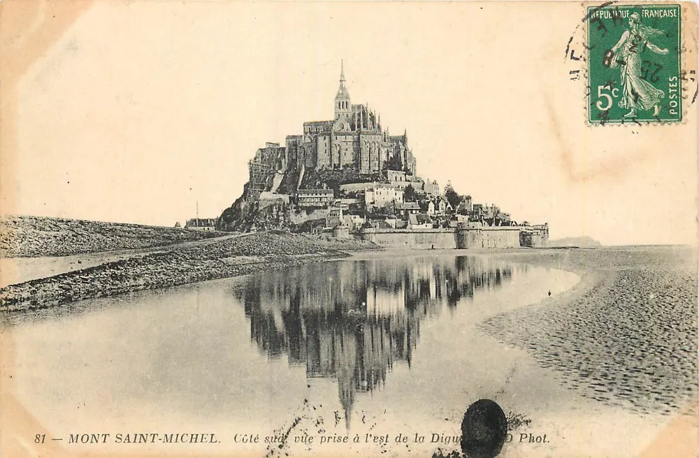 Mont Saint-Michel — Ansicht vom Osten der Digue — Foto. - Vorderseite