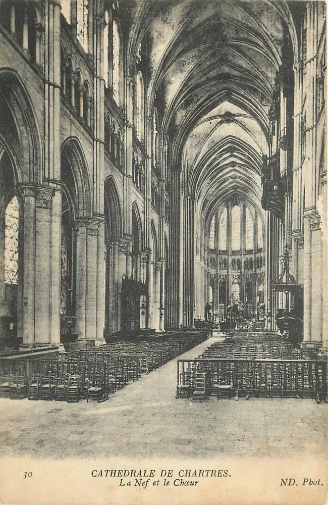 Catedral de Chartres — A Nave e o Coro — ND. Fot. — n° 30 - Frente