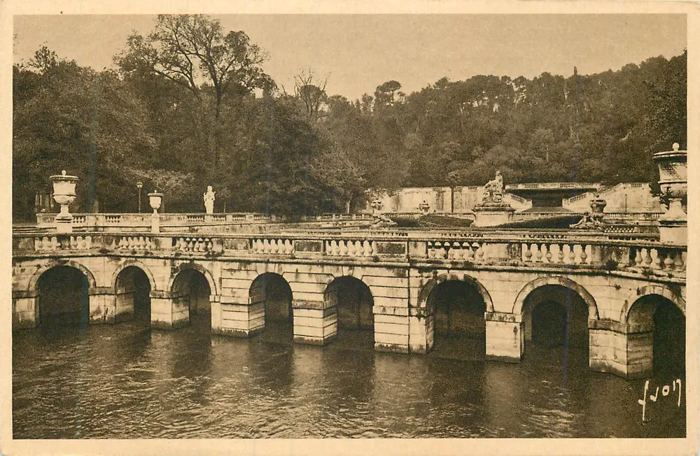 Bogenbrücke über einen Fluss — Garten von Versailles — Verleger F. Joly, Nr. 207 - Vorderseite