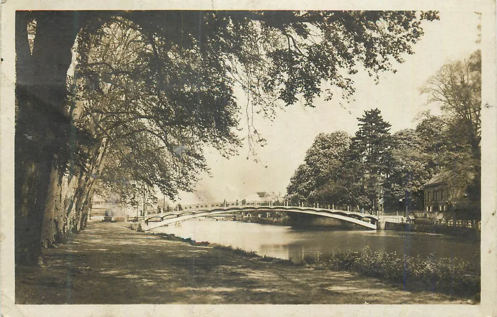 Ponte sobre um canal — vista pitoresca — editor desconhecido - Frente