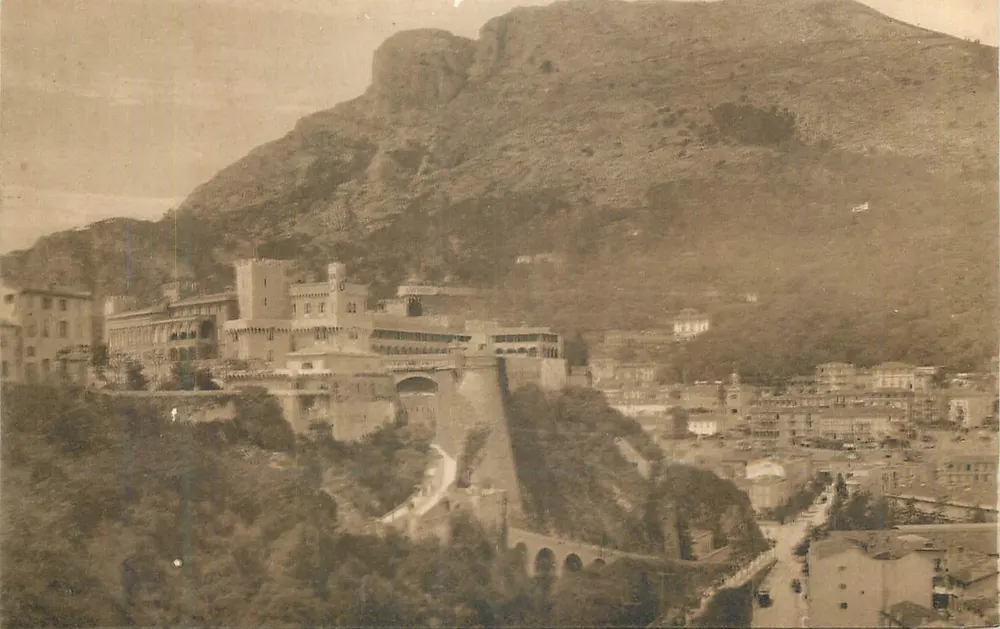 Castelo di Montecuccolo — vista panorâmica — editor desconhecido - Frente