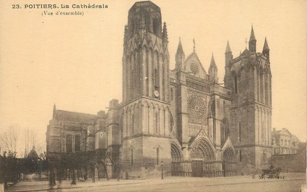 Poitiers — A Catedral (Visão geral) — E. M. editor - Frente
