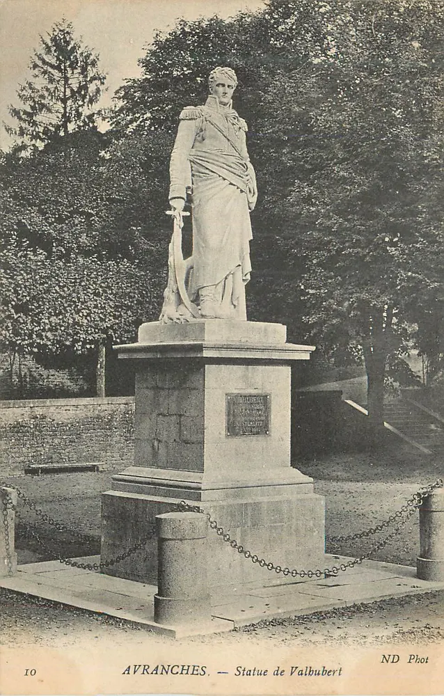 Avranches — Estátua de Valhubert — ND Phot - Frente