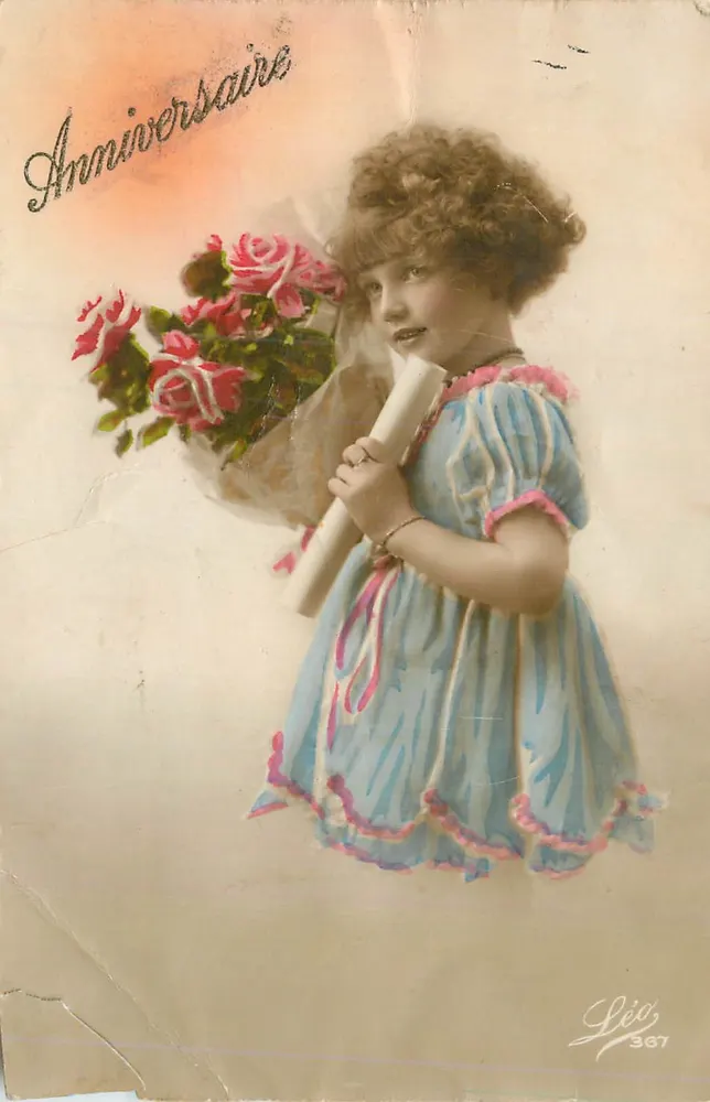 Fille en robe bleue tenant un bouquet de roses — Anniversaire — Léo 367 - Recto