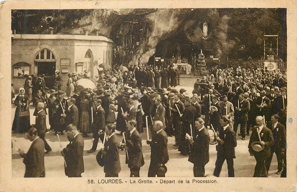 Lourdes - A Gruta - Saída da Procissão - Frente