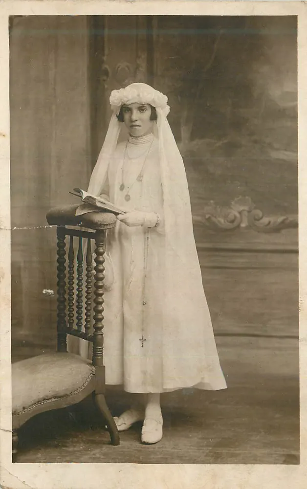 Jeune religieuse — portrait en studio — éditeur non visible - Frente