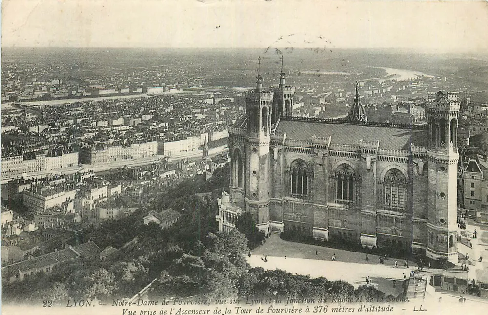 LYON. — Notre-Dame de Fourvière — Aufnahme vom Aufzug der Fourvière-Turm bei 376 Metern Höhe — LL. - Vorderseite