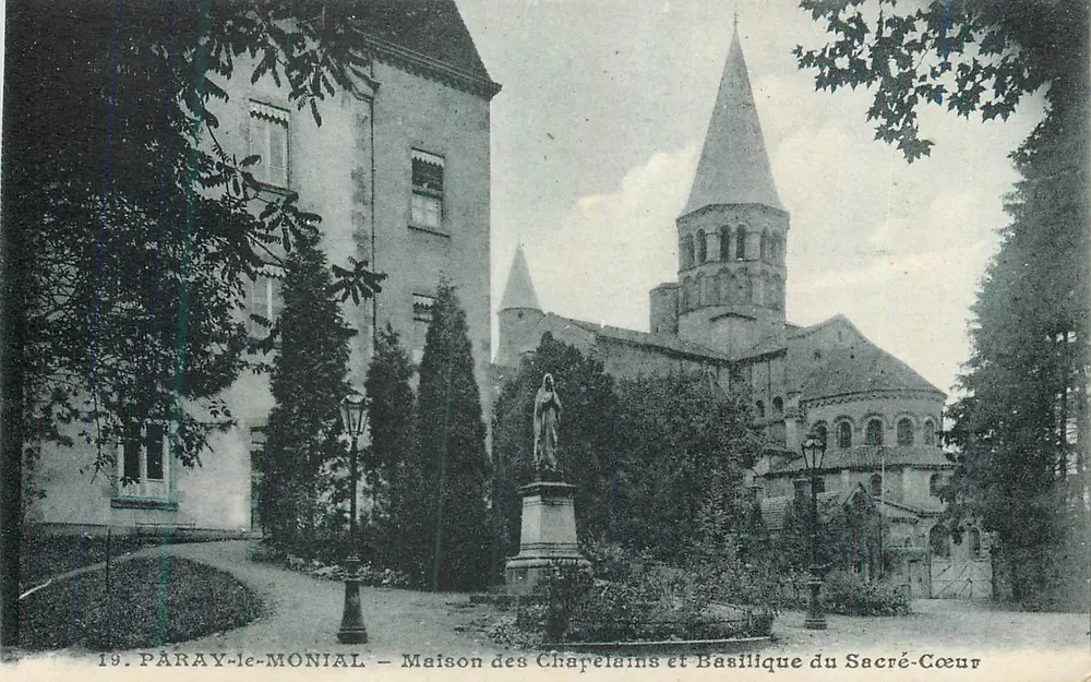 Pârâay-le-Monial — Haus der Chapelains und Basilika des Heiligen Herzens - Vorderseite