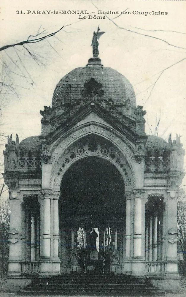 Paray-le-Monial — Enclos der Chapelains — Der Dôme - Vorderseite