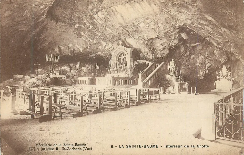 A Santa Bauma — Interior da Gruta — Hôtellerie de la Sainte-Baume, St-Zacharie (Var) - Frente