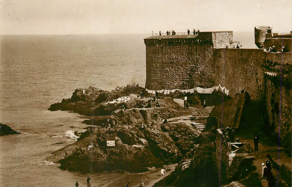 Castelo forte na beira do mar — vista da costa — editor desconhecido - Frente