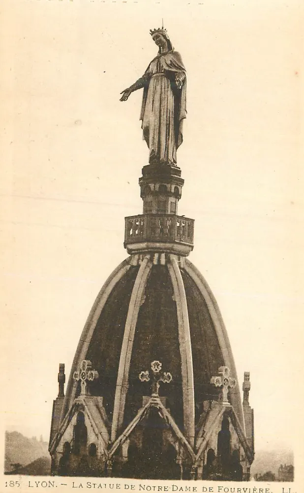 Lyon — A Estátua de Nossa Senhora de Fourvière — LI - Frente