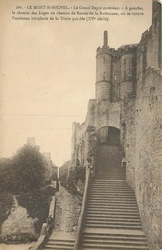 LE MONT-ST-MICHEL — Der äußere Große Treppenaufgang — Altes Hotel der Schlafenden Sau (15. Jahrhundert) - Vorderseite