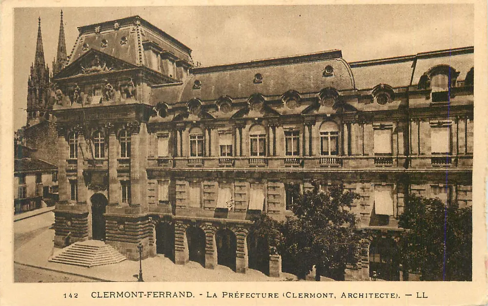 Clermont-Ferrand - A Prefeitura (Clermont, Arquiteto) - LL - Frente