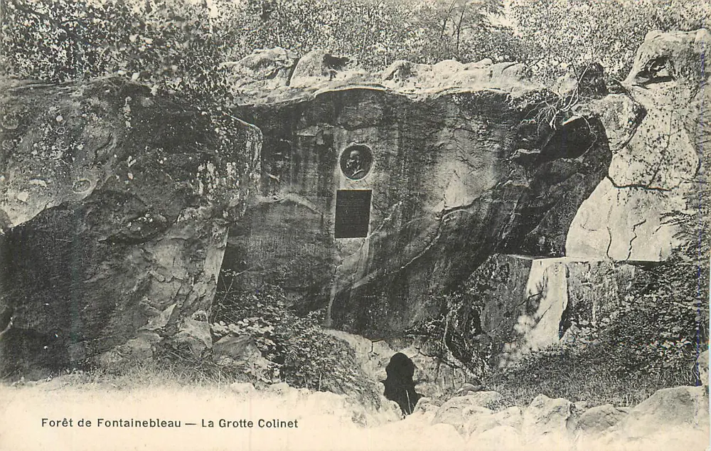 Floresta de Fontainebleau — A Gruta Colinet — vista da gruta com medalhão e placa - Frente