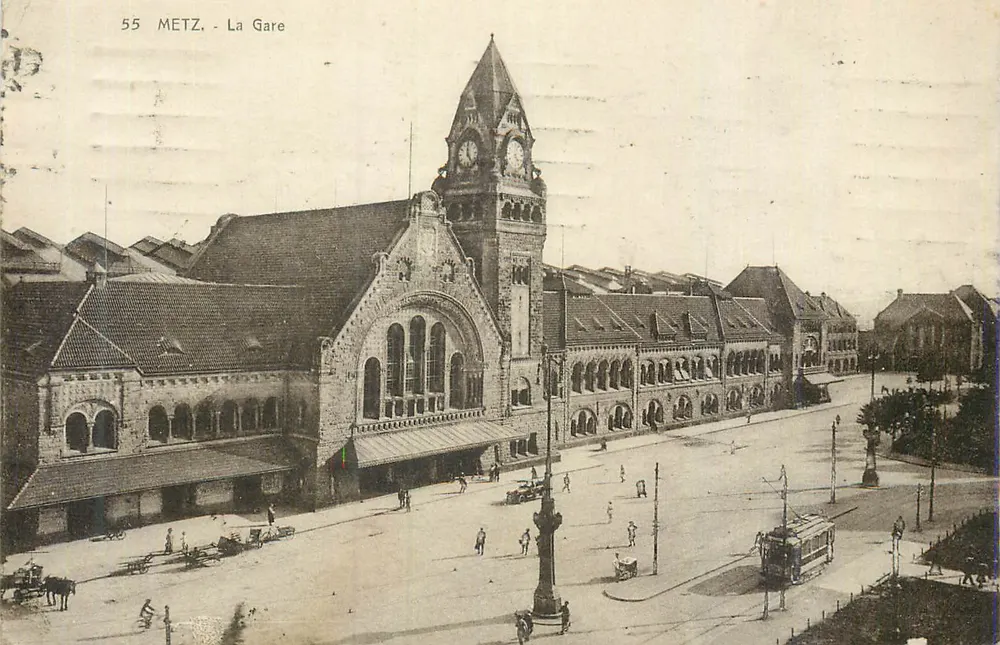 Metz - A Estação — vista da estação com seu campanário e praça à frente, trêm e pedestres - Frente