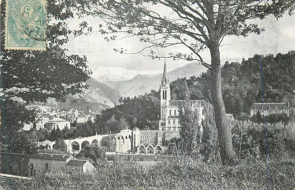 Lourdes — Vista sobre a Basílica e a Pirâmide — Éd. Lourdes - Frente