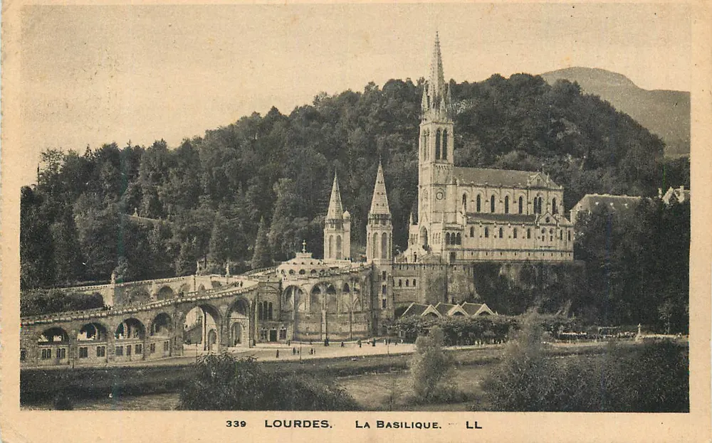 Lourdes — A Basílica — LL - Frente