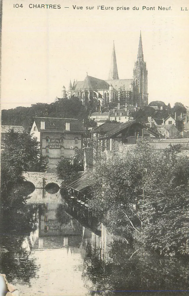 Chartres — Vue sur l'Eure prise du Pont Neuf. LL. Éditeur : LL. N° de série : 104. - Vorderseite