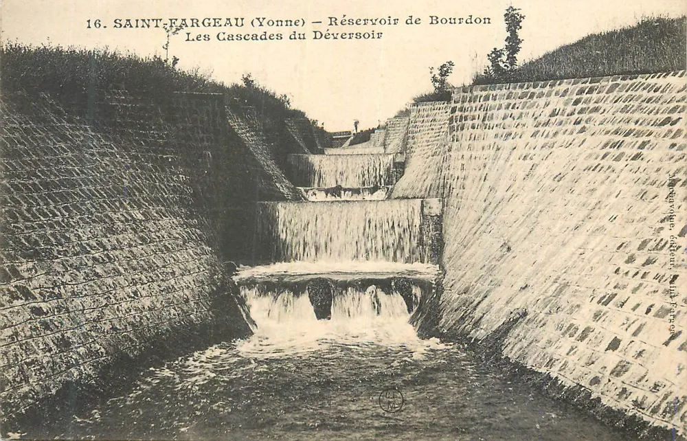 Saint-Fargeau (Yonne) — Reservoir Bourdon — Die Cascaden des Spillways - Vorderseite