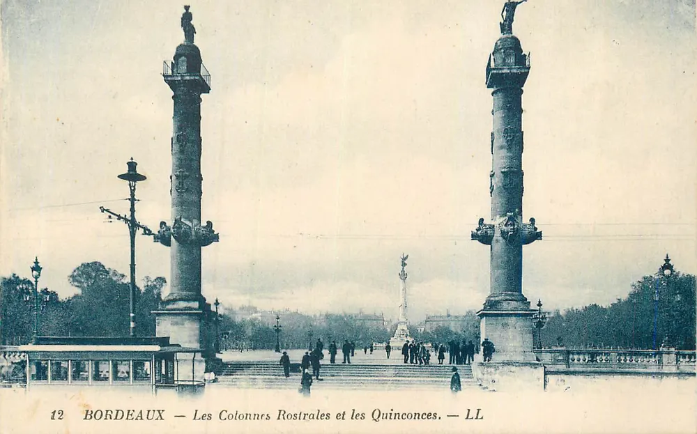 Bordeaux — Die Rostralkolonnaden und die Quinconces — LL - Vorderseite