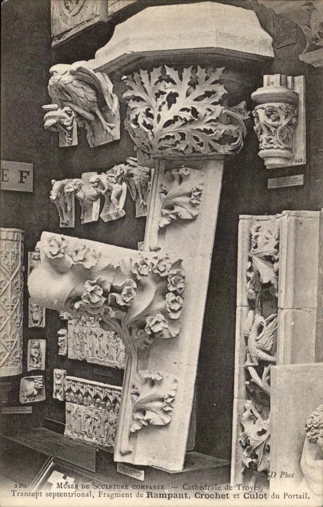 Museu de Escultura Comparada — Catedral de Troyes, Transepto Setentrional, Fragmento de Rampante, Gancho e Base do Portal - Frente