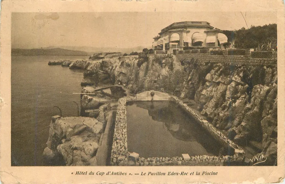 Hotel du Cap d'Antibes — Das Pavillon Eden-Roc und die Schwimmbad — Vivia - Vorderseite