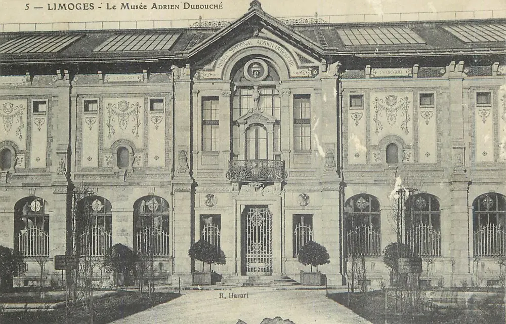 Limoges - O Museu Adrien Dubouché — R. Harari - Frente