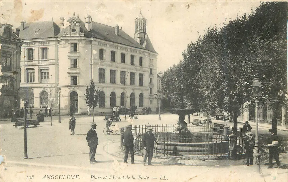 Angoulême — Place et l'Hôtel de la Poste — LL. - Anverso