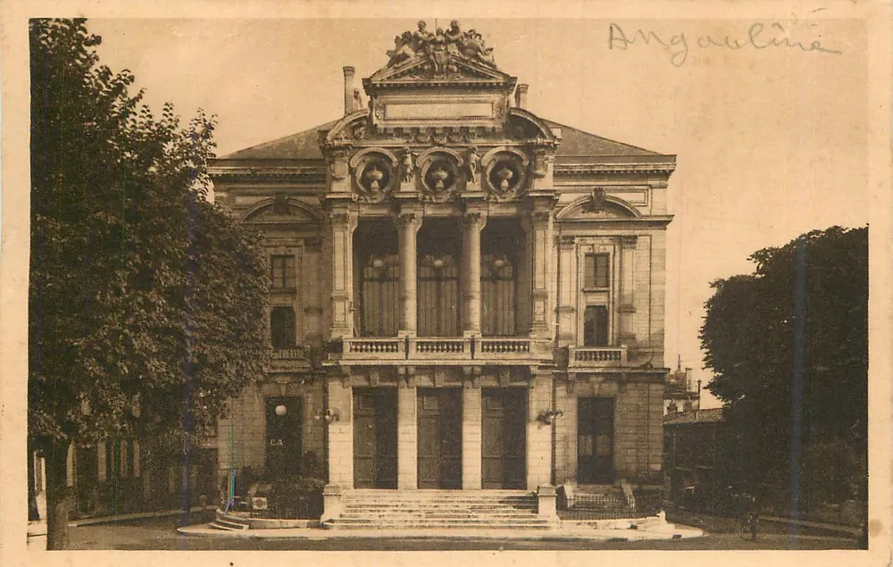 Teatro de Angoulême — fachada neoclássica — editor Angoulême - Frente