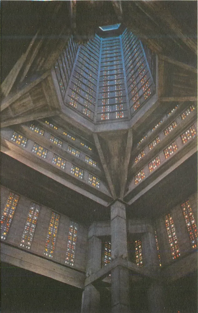 Interior de la catedral de Saint-Étienne — vista del coro y del vitral central — editor no visible - Anverso