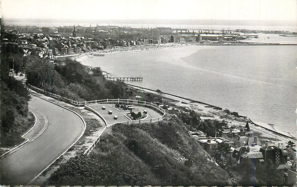 Panoramablick auf die Küste — Hafen und Strand — Verlag unbekannt - Vorderseite