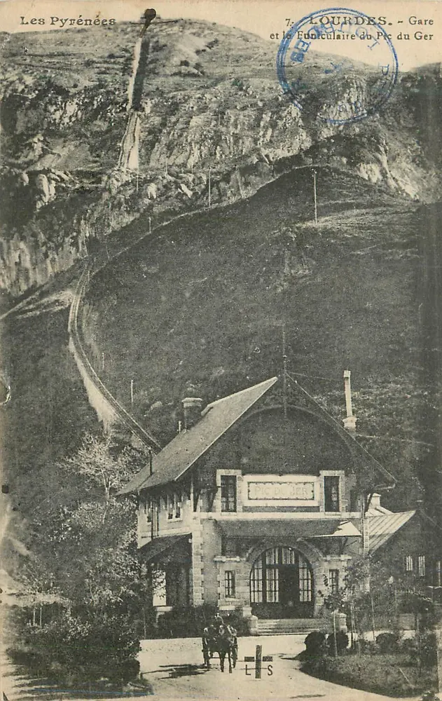 Lourdes - Bahnhof und der Seilbahn Pic du Ger — Die Pyrenäen - Vorderseite