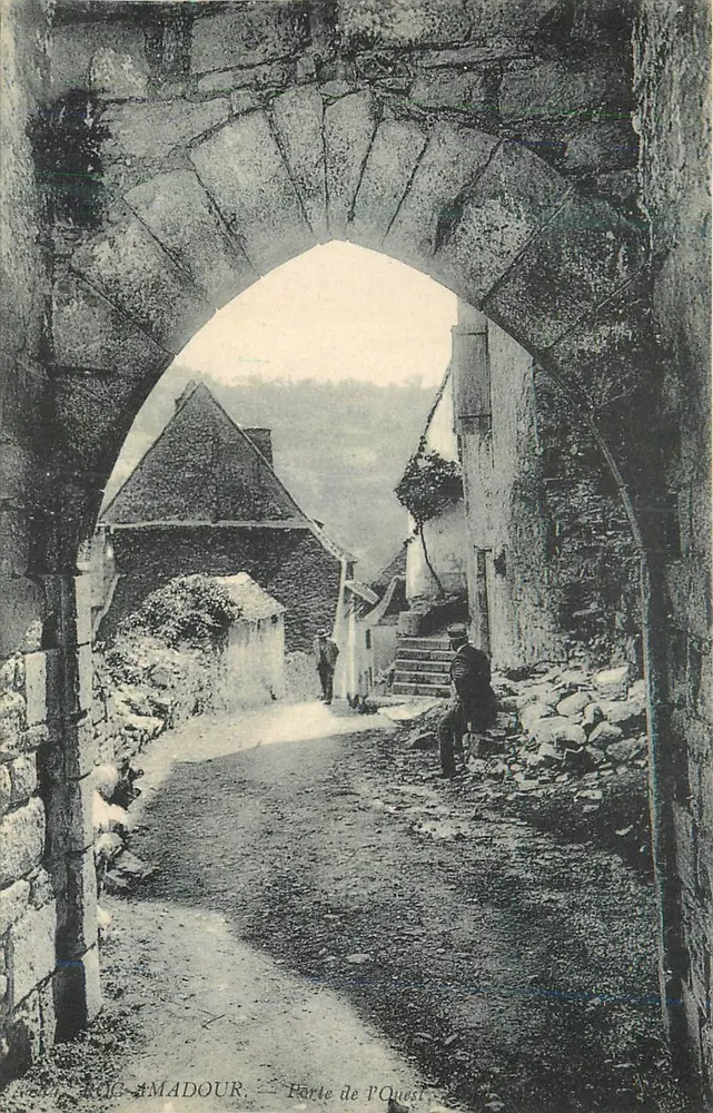 Poort van de Quet — Oude vestingpoort in Amadour - Voorkant