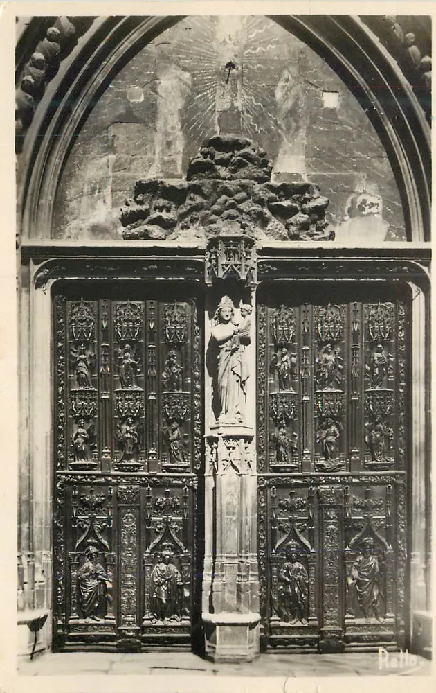 Porta da igreja — detalhes escultóricos — Rolle - Frente