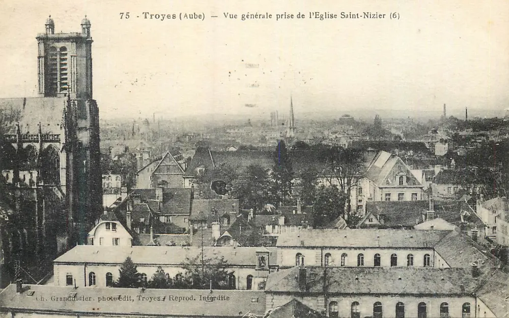Troyes (Aube) — allgemeine Ansicht vom Kirchhof Saint-Nizier (6) - Vorderseite
