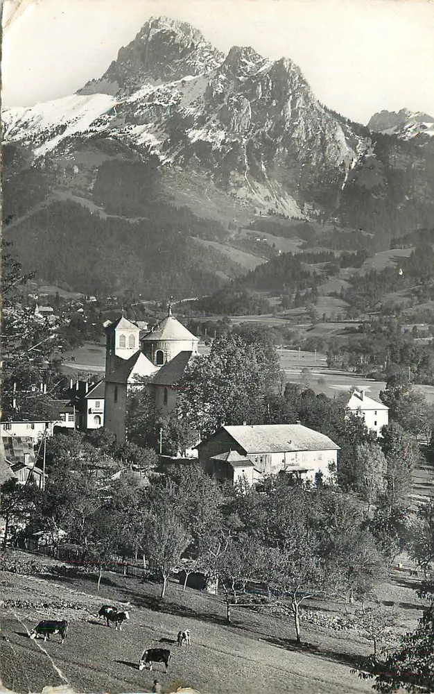 Ansicht von Saint-Étienne-de-Cuines — Kirche und schneebedeckte Berge — Verleger/Drucker nicht sichtbar - Vorderseite