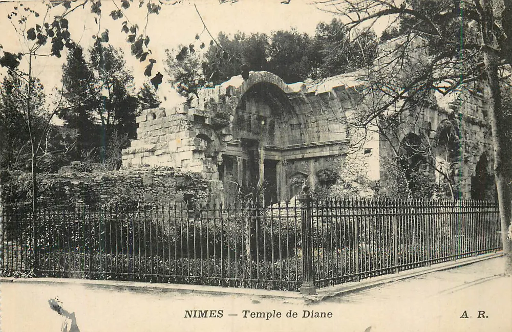 Nîmes — Templo de Diana — A.R. - Frente