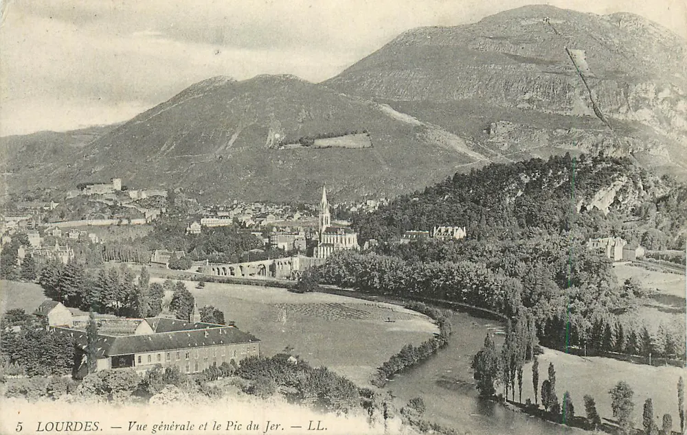 Lourdes — Vista geral e o Pic du Jer — LL. - Frente