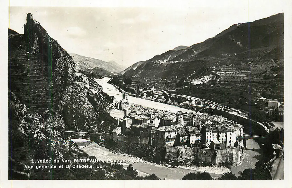 Tal des Var; ENTREVAUX (Basses-Alpes) — Allgemeiner Blick und die Zitadelle. LL - Vorderseite