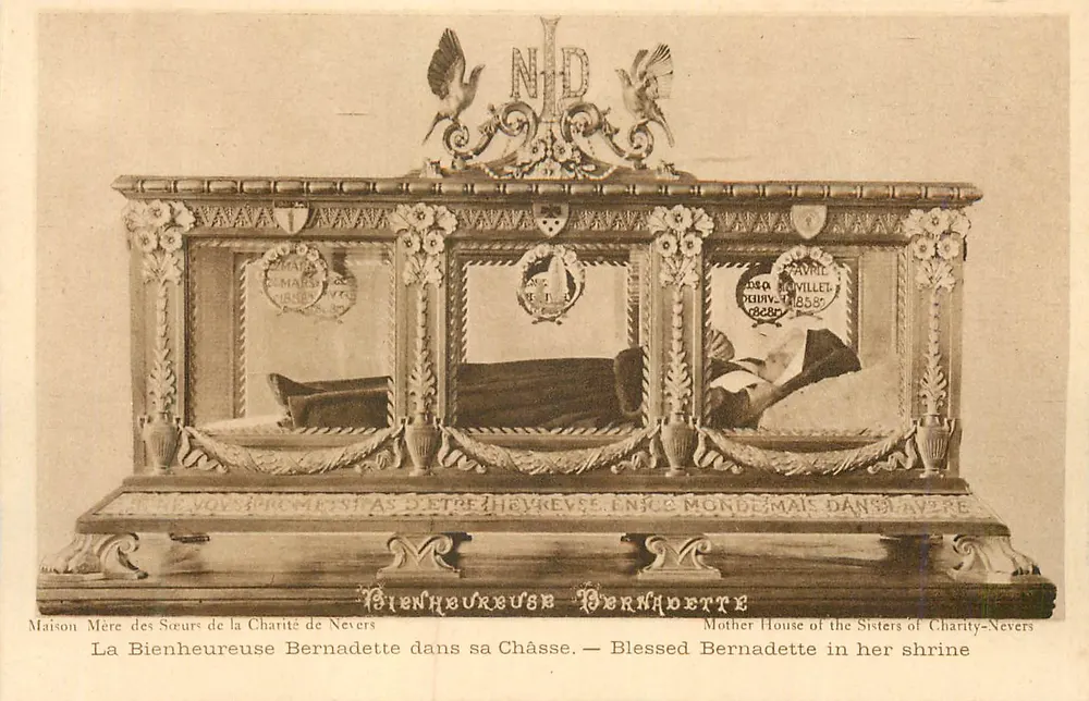 Die Selige Bernadette in ihrer Schreine — Mutterhaus der Schwestern der Caritas in Nevers - Vorderseite