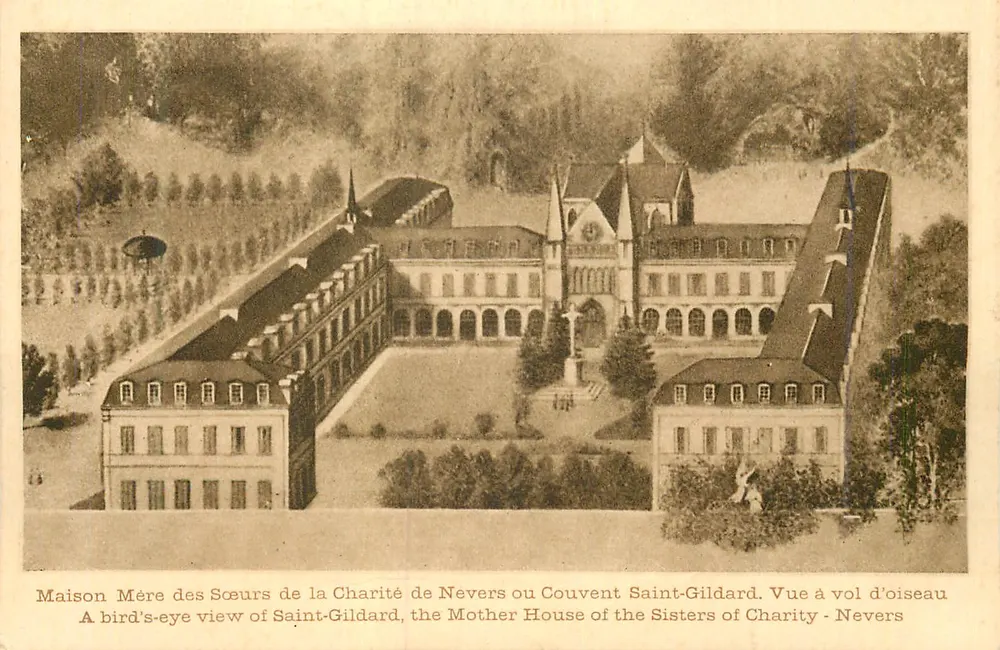Mutterhaus der Schwestern der Caritas in Nevers oder Konvent Saint-Gildard — Vogelperspektive - Vorderseite