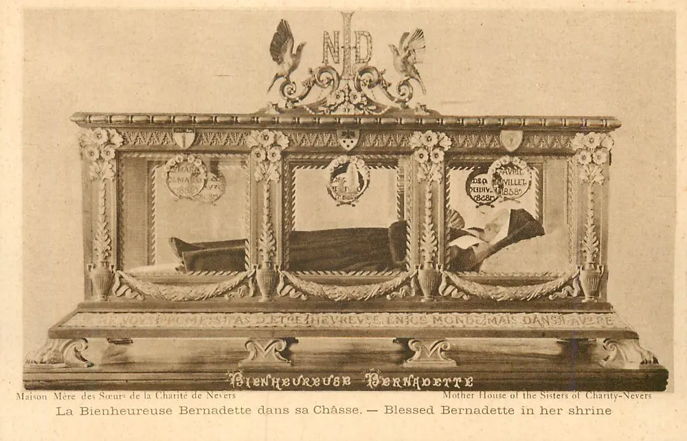 Die Selige Bernadette in ihrer Reliquienschale — Maison Mère des Sœurs de la Charité de Nevers - Vorderseite